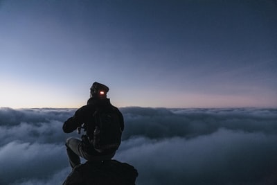 男人坐在山顶
